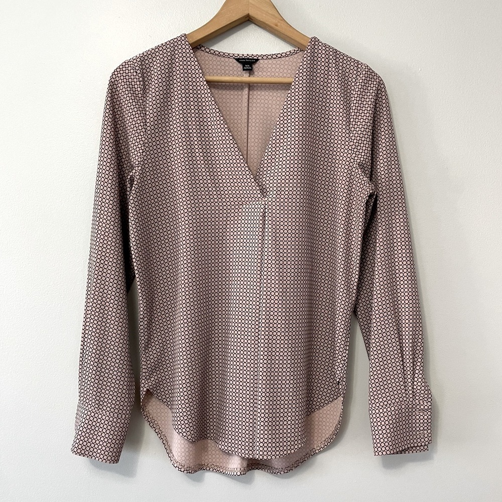 Ann Taylor Beige V-Neck Circle Print Long Sleeve Blouse Top Size XS bin 1C